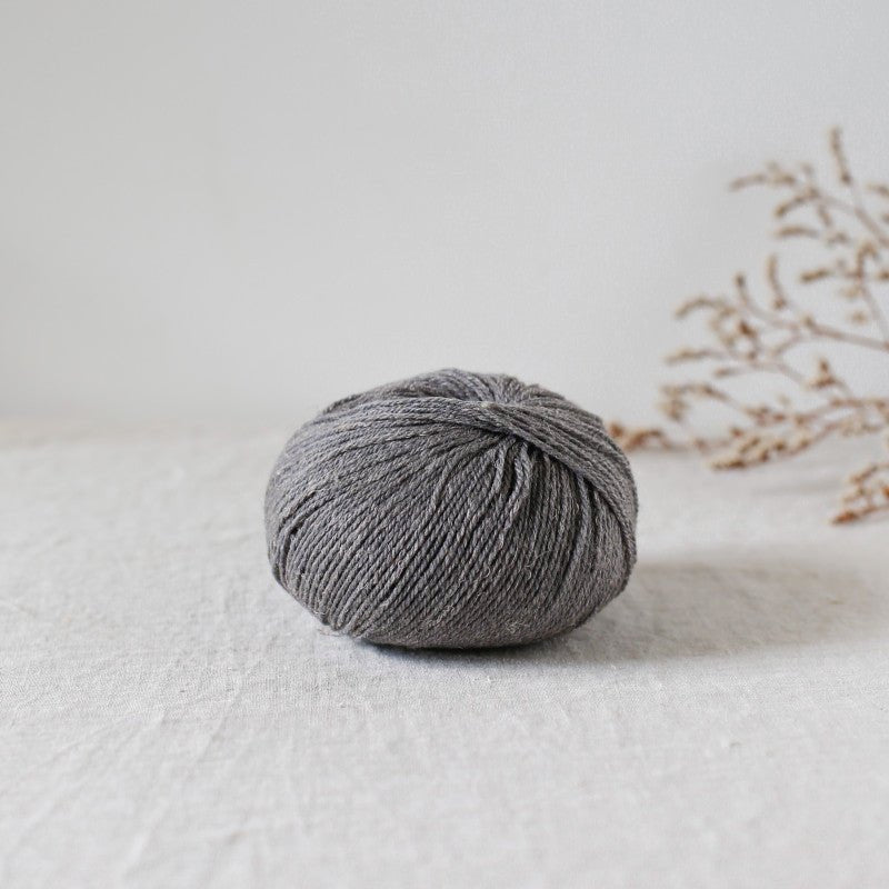 De Rerum Natura Alice - De Rerum Natura Basalte - The Little Yarn Store