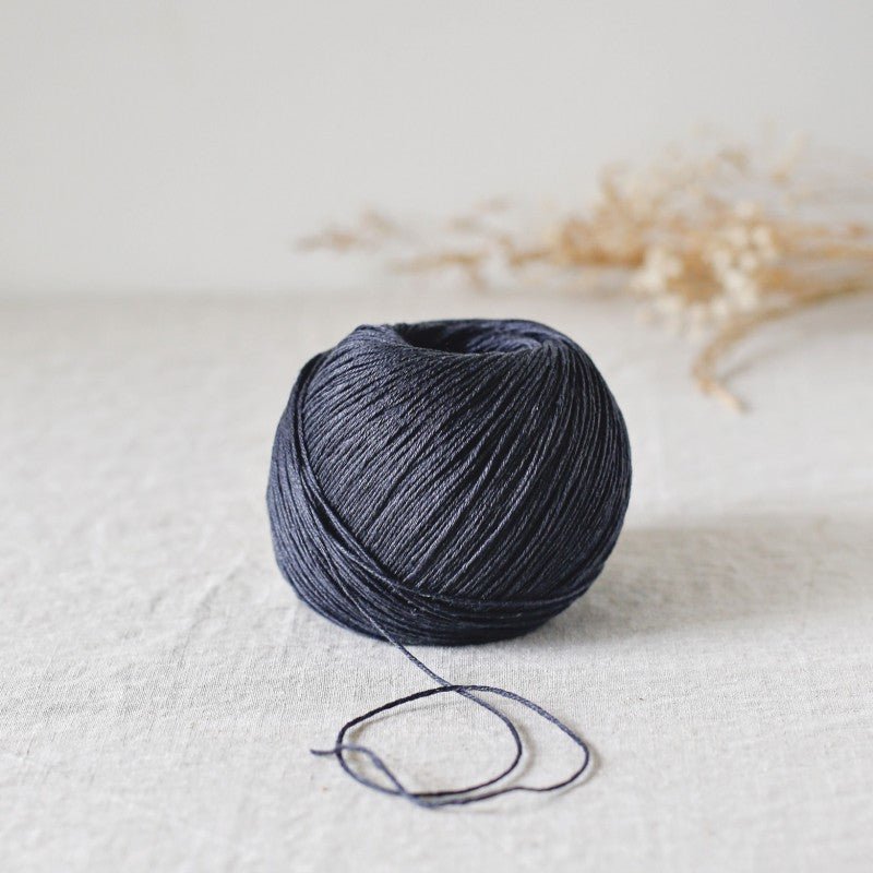 De Rerum Natura Antigone - De Rerum Natura Graphite - The Little Yarn Store